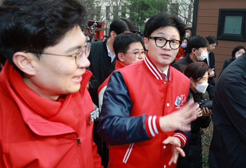 한동훈 국민의힘 비상대책위원장이 지난 19일 서울 마포구 경의선숲길을 방문해 시민들과 대화를 하고 있다. 뉴시스 제공