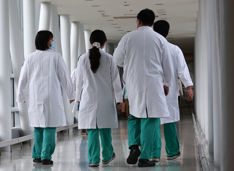 지난 19일 서울 시내의 한 대학병원에서 의료진들이 이동하고 있다. 뉴시스