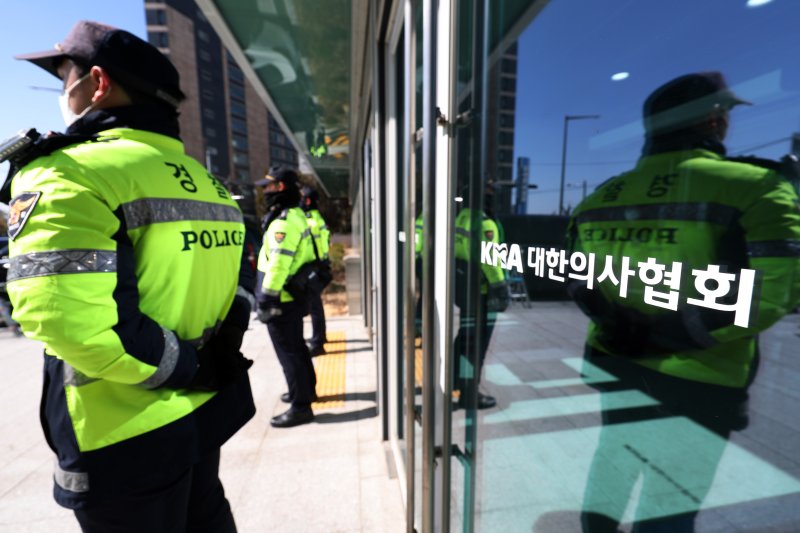 [서울=뉴시스] 김명년 기자 = 지난 1일 서울경찰청 공공범죄수사대는 이날 오전부터 김택우 대한의사협회 의대정원증원저지비상대책위원장 등에 대한 압수수색 영장을 집행하고 있다. 이날 오후 서울 용산구 의사협회 회관에서 경찰이 출입을 통제하고 있다. 2024.03.01. kmn@newsis.com