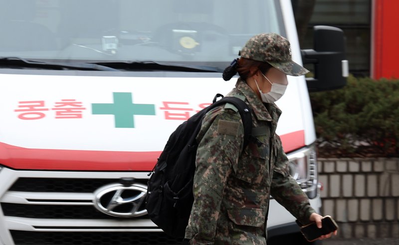 [서울=뉴시스] 김금보 기자 = 정부가 지난 11일 전공의 의료 공백에 대응해 군의관 20명, 공중보건의사 138명을 20개 병원에 파견했다. 이날 서울시내 한 병원에서 한 군의관이 파견근무에 나서고 있다. 2024.03.11. kgb@newsis.com
