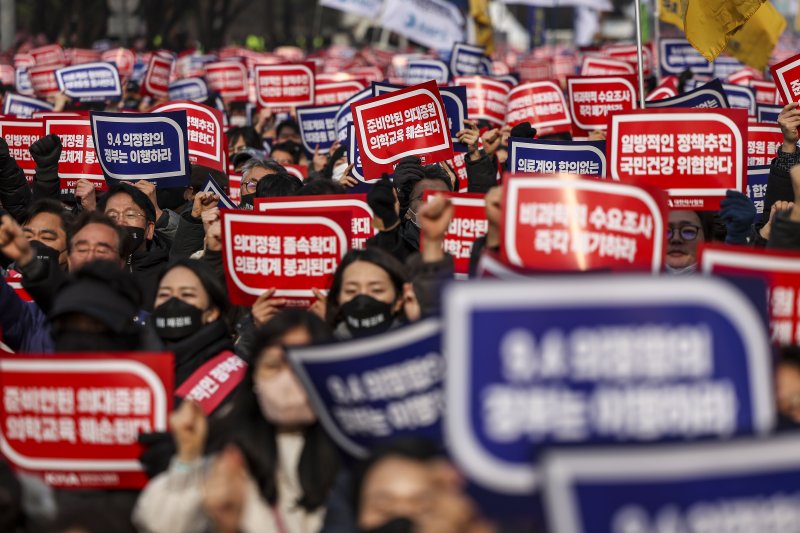 [서울=뉴시스] 정병혁 기자 = 지난 3일 서울 영등포구 여의대로 일대에서 의대정원 증원 및 필수의료 패키지 저지를 위한 전국의사 총궐기대회가 열리고 있다. 2024.03.03. jhope@newsis.com