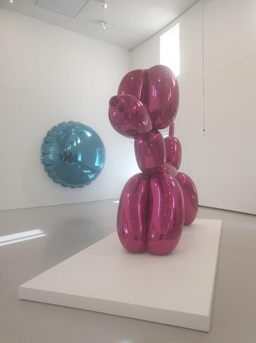 260년 전 파리의 곡물저장소, 억만장자의 미술관이 되다 (파리=연합뉴스) 황희경 기자 = 프랑스 파리의 현대미술관 '부르스 드 코메르스'에서 20일(현지시간) 개막한 기획전 '흐르는 대로의 세상'에서 전시되는 제프 쿤스의 '달'(왼쪽)과 '풍선 개'. 2024.3.20. zitrone@yna.co.kr