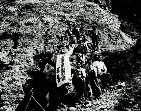 1953년 10월 독도 표석을 설치한 뒤 기념 촬영을 한 3차 학술조사단 모습 김한용 씨가 촬영한 사진 [동북아역사재단 제공. 재판매 및 DB 금지]