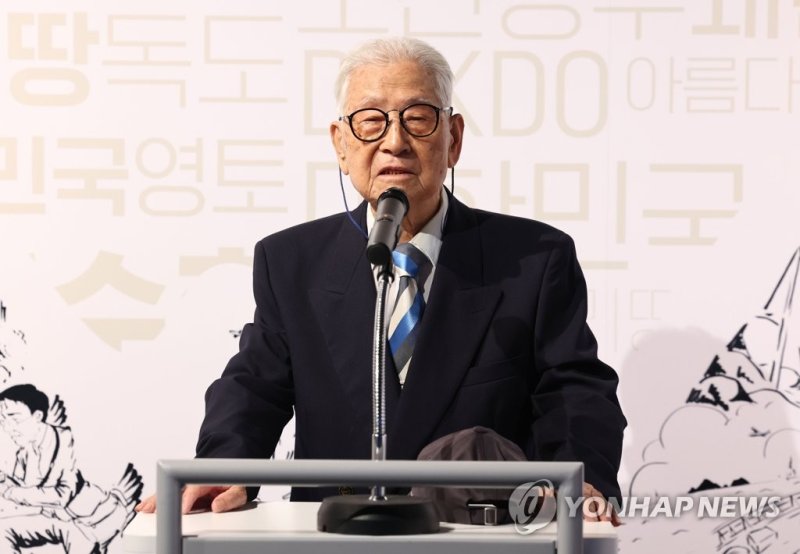 1953년 독도 3차 조사에 참여한 김연덕 씨 인사말하는 김연덕 씨 (서울=연합뉴스) 김인철 기자 = 16일 서울 영등포구 타임스퀘어에 위치한 동북아역사재단 독도체험관에서 열린 기획전시 '1947, 울릉도ㆍ독도 학술조사를 가다' 개막식에서 1953년 독도 3차 조사에 참여한 김연덕 씨가 인사말을 하고 있다. 2023.8.16 yatoya@yna.co.kr (끝)