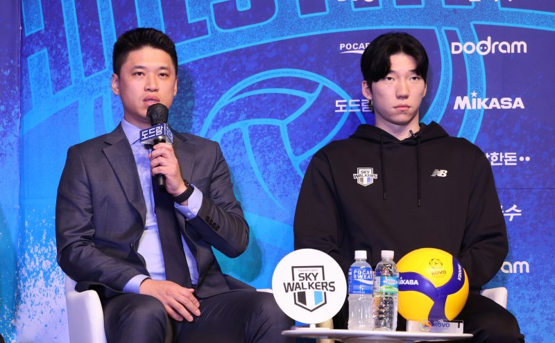 진순기 현대캐피탈 감독대행이 18일 오후 서울 강남구 리베라 호텔에서 열린 2023-2024 V-리그 남자부 포스트시즌 미디어데이에서 각오를 밝히고 있다. 2024.3.18/뉴스1 ⓒ News1 박지혜 기자
