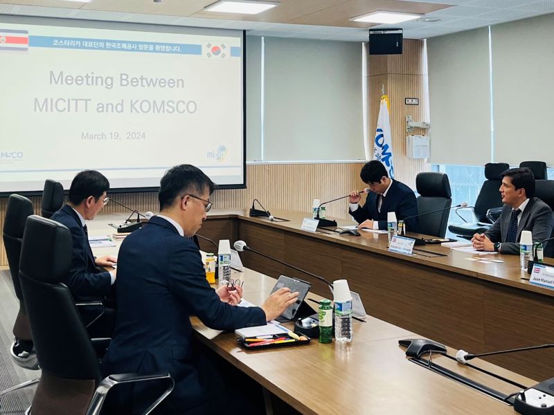 한국조폐공사와 코스타리카 관계자들이 19일 서울 오롯디윰관에서 디지털 신분증 협력방안 등에 대해 논의하고 있다.
