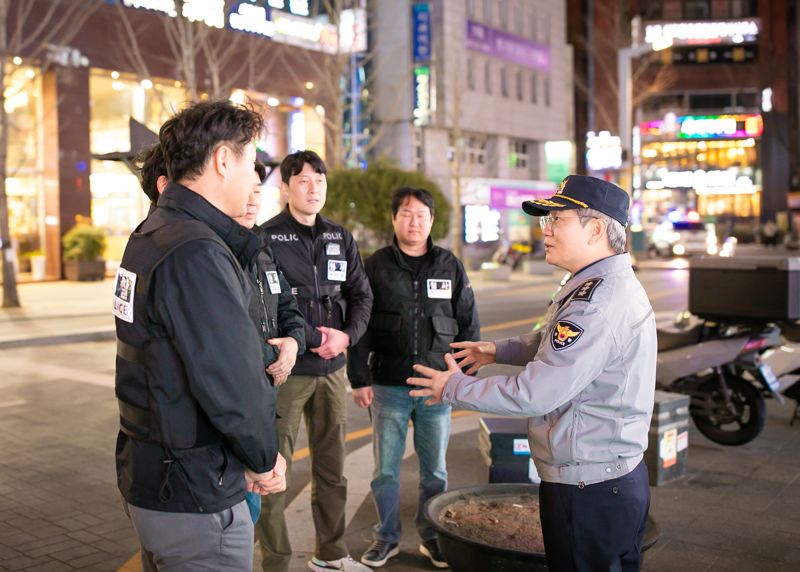 지난 19일 늦은 저녁 우철문 부산경찰청장이(맨 우측) 기동순찰대, 형사기동대 근무 현장을 찾아 직원들을 격려했다. 부산경찰청 제공