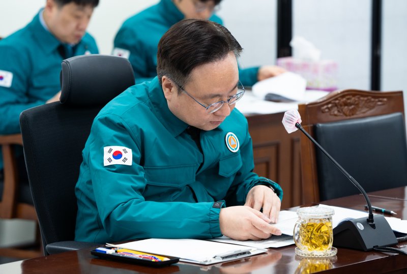 의사 집단행동 중앙사고수습본부장인 조규홍 보건복지부 장관이 중앙사고수습본부 제19차 회의를 주재하고 있다. 연합뉴스