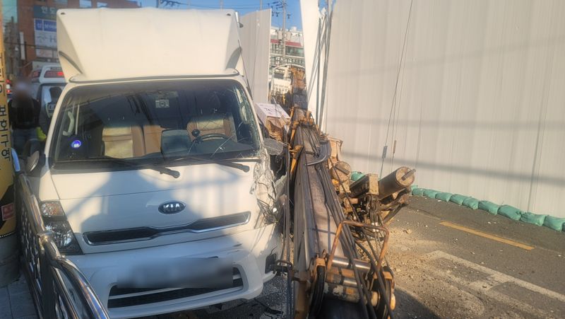 20일 오전 7시 50분경 부산 연산동의 한 공사장에서 크레인이 넘어져 화물차를 강타한 사고가 발생했다. 부산경찰청 제공