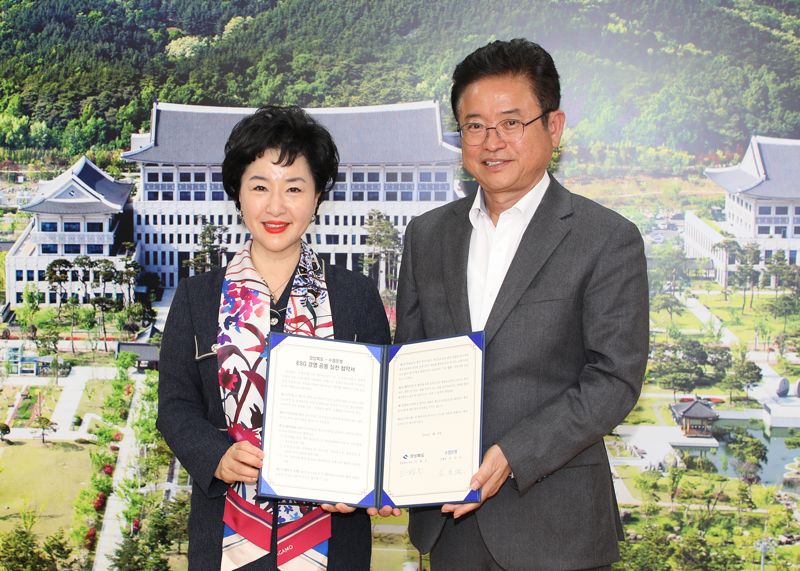 Sh수협은행이 지난 19일 경상북도와 ‘사회적 가치 창출을 위한 ESG경영 공동실천 업무협약’을 체결하고 저출생극복 기금 1000만원을 전달했다. 강신숙 수협은행장이 이철우 경상북도 도지사에게 저출생극복 기금 1000만원을 전달하고 기념 촬영을 하고 있다. 사진=Sh수협은행 제공