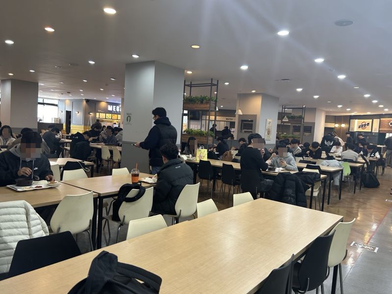서울 광진구 건국대학교 학생회관 1층 식당이 천원의 아침밥을 먹는 학생들로 가득 차 있다. 사진=강명연 기자