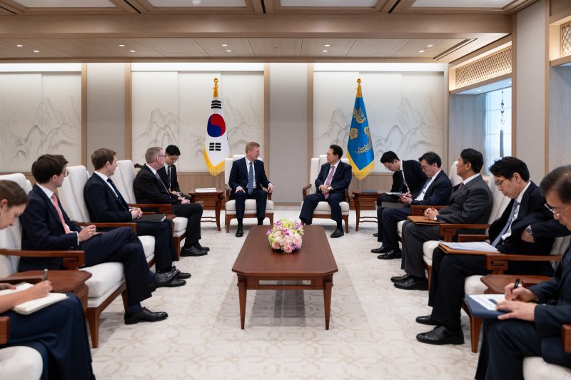 윤석열 대통령이 20일 오전 용산 대통령실에서 제3차 민주주의 정상회의 참석차 방한한 올리버 다우든(Oliver Dowden) 영국 부총리를 접견하고 있다. (대통령실 제공) 2024.3.20/뉴스1 ⓒ News1 안은나 기자