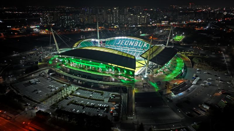 초록빛 조명을 밝힌 전북 전주 월드컵경기장. 전주시 제공