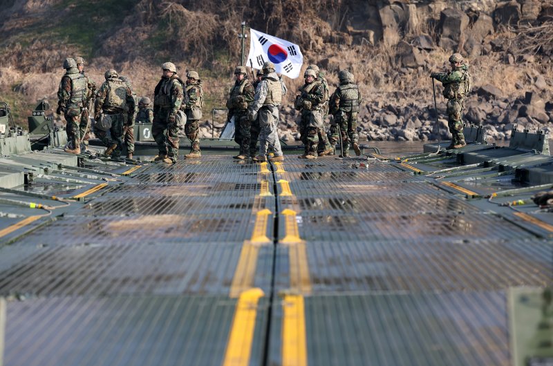 [연천=뉴시스] 김명년 기자 = 20일 오전 경기 연천군 임진강에서 실시된 한미연합 제병협동 도하훈련에서 미군 공병들 뒤로 국군 교량가설단정이 지나가고 있다. 이날 훈련에는 육군 5공병여단과 미2사단, 한미연합사단 11공병대대 등이 참가했다. 2024.03.20. kmn@newsis.com