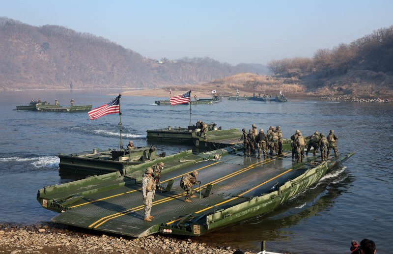 [연천=뉴시스] 김명년 기자 = 20일 오전 경기 연천군 임진강에서 실시된 한미연합 제병협동 도하훈련에서 양군이 부교를 조립하고 있다. 이날 훈련에는 육군 5공병여단과 미2사단, 한미연합사단 11공병대대 등이 참가했다. 2024.03.20. kmn@newsis.com