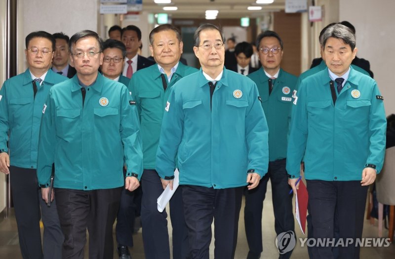 의료 개혁 관련 담화 발표 향하는 한덕수 총리 의료 개혁 관련 담화 발표 향하는 한덕수 총리 (서울=연합뉴스) 황광모 기자 = 의대 정원 확대를 두고 '의정 갈등'이 계속되고 있는 20일 오후 한덕수 국무총리가 의료 개혁 관련 대국민 담화 발표를 위해 관계 장관들과 서울 종로구 정부서울청사 회견장으로 이동하고 있다. 2024.3.20 hkmpooh@yna.co.kr (끝)