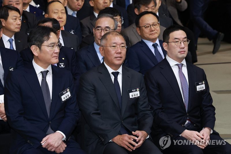 상공의날 참석한 이재용 정의선 구광모 상공의날 참석한 이재용 정의선 구광모 (서울=연합뉴스) 홍해인 기자 = 이재용 삼성전자 회장, 정의선 현대차 회장, 구광모 LG그룹 회장이 20일 서울 영등포구 63컨벤션센터에서 열린 제51회 상공의 날 기념식에 참석하고 있다. 2024.3.20 hihong@yna.co.kr (끝)