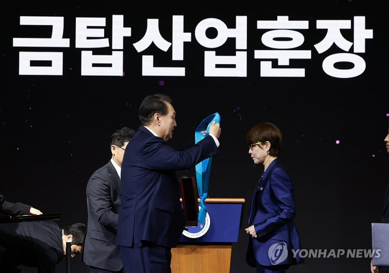 윤석열 대통령, 상공의 날 기념식 유공자 포상 윤석열 대통령, 상공의 날 기념식 유공자 포상 (서울=연합뉴스) 홍해인 기자 = 윤석열 대통령이 20일 서울 영등포구 63컨벤션센터에서 열린 제51회 상공의 날 기념식에서 이영희 삼성전자 사장에게 금탑산업훈장을 수여하고 있다. 2024.3.20 hihong@yna.co.kr (끝)