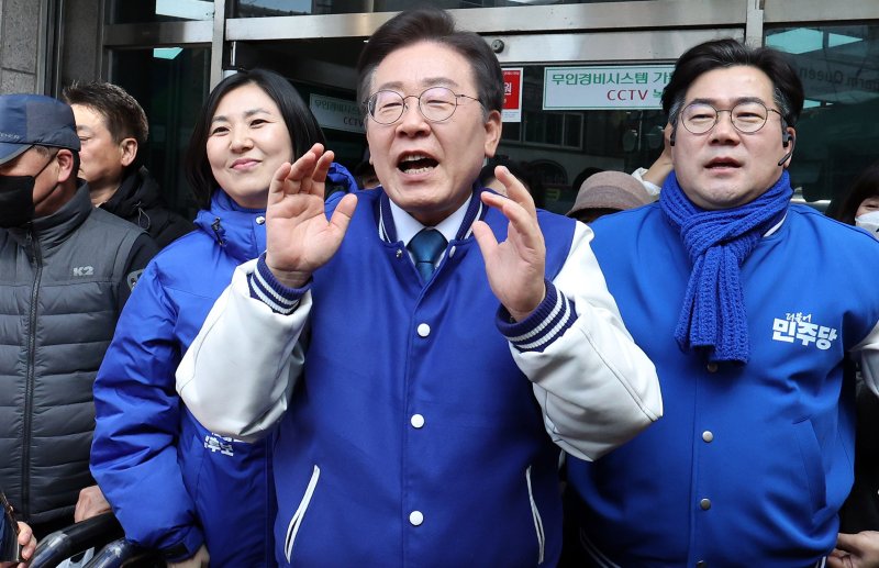 더불어민주당 이재명 대표가 20일 오후 인천 미추홀구 토지금고시장을 방문해 발언하고 있다. 연합뉴스