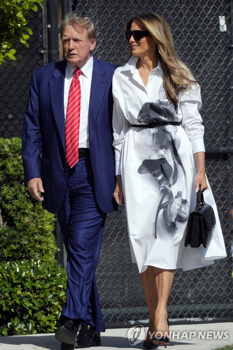 도널드 트럼프 전 대통령과 부인 멜라니아 여사 Republican presidential candidate former President Donald Trump and former first lady Melania Trump arrive to vote in the Florida primary election in Palm Beach, Fla., Tuesday, March 19, 2024. (AP Photo/Wilfredo Lee)