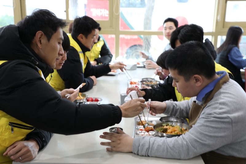 20일 오전 수원FC 소속 지동원 선수가 20일 오전 수원시장애인종합복지관 식당에서 장애인의 식사를 돕고 있다. (수원FC 제공)