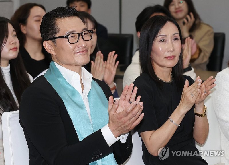 서울시 명예시민증 수여식 참석한 대니얼 대 킴 부부 서울시 명예시민증 수여식 참석한 대니얼 대 킴 부부 (서울=연합뉴스) 이재희 기자 = 한국계 미국인 배우 대니얼 대 킴과 그의 부인 미아 킴이 20일 오후 서울시청에서 열린 명예시민증 수여식에 참석, 박수치고 있다. 대니얼 대 킴은 서울을 배경으로 한 아마존 OTT 시리즈 '버터플라이'를 촬영 중이다. 2024.3.20 scape@yna.co.kr (끝)