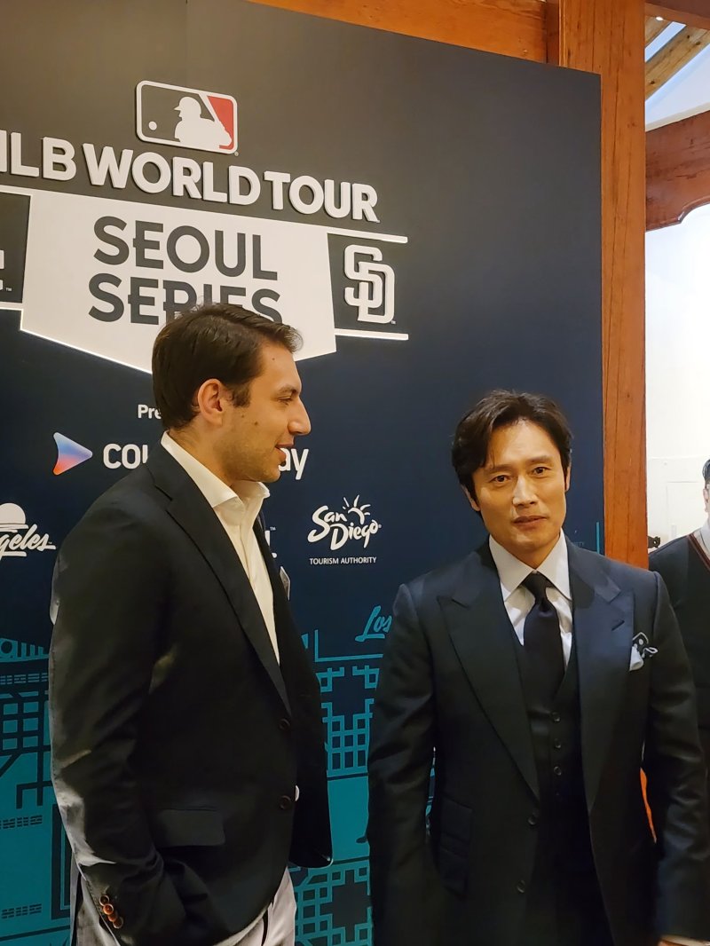 [서울=뉴시스] 김희준 기자 = 19일 서울 중구 미국 대사관저에서 열린 메이저리그(MLB) VIP 이벤트에 참석한 배우 이병헌. 2024.03.19 jinxijun@newsis.com *재판매 및 DB 금지
