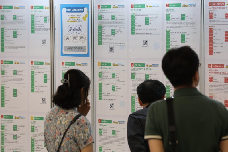 지난해 6월 서울 중장년 일자리 박람회에서 구직자들이 채용 게시판을 살펴보고 있다. 사진=뉴시스