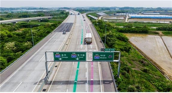 평택제천고속도로 대소분기점 노면 색깔유도선. 한국도로공사 제공