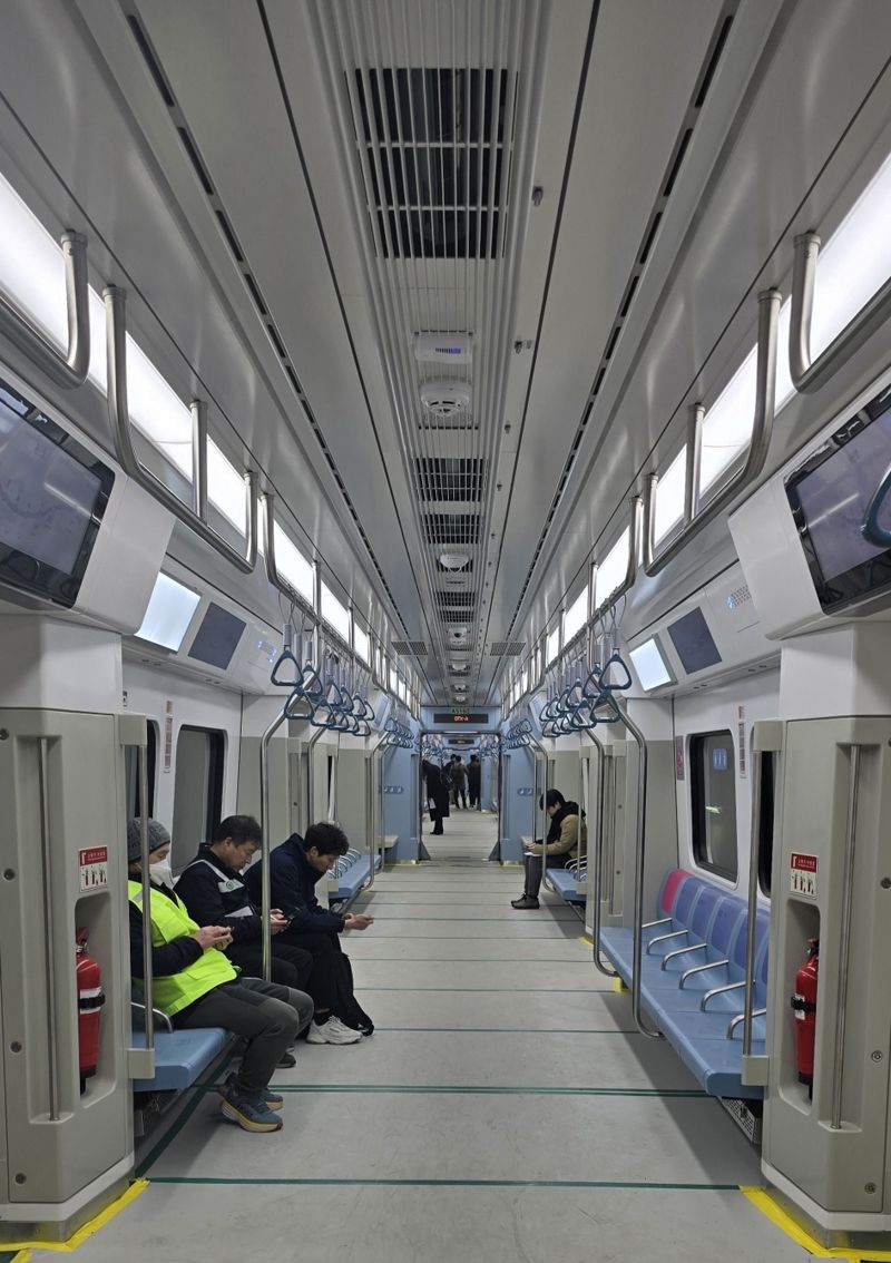20일 수서역에서 성남역으로 이동하는 GTX-A 열차 객실에 철도공단 관계자와 기자들이 나란히 앉은 모습. 사진=성석우 기자