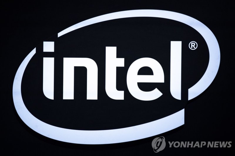 인텔 epa08109423 The Intel logo is displayed during the Intel press conference at the 2020 International Consumer Electronics Show in Las Vegas, Nevada, USA, 06 January 2020. The annual CES which takes place from 7-10 January is a place where industry manufacturers, advertisers and tech-minded consume