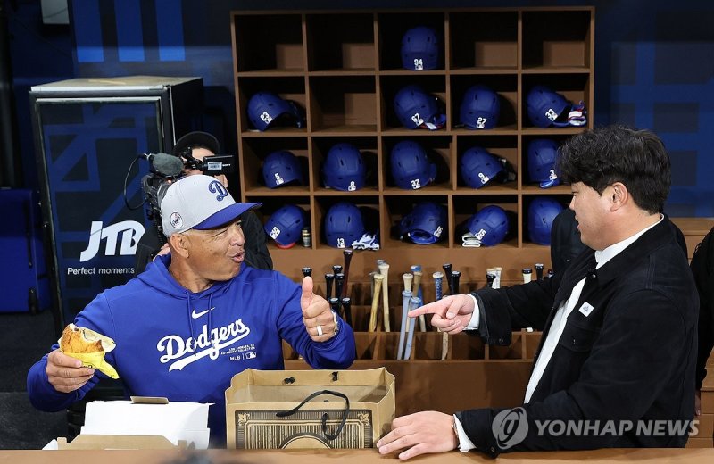 류현진과 데이브 로버츠 감독 류현진과 데이브 로버츠 감독 (서울=연합뉴스) 박동주 기자 = 류현진이 20일 서울 고척스카이돔에서 2024년 미국프로야구 메이저리그(MLB) 정규시즌 개막전 로스앤젤레스 다저스와 샌디에이고 파드리스의 경기를 앞두고 데이브 로버츠 로스앤젤레스 다저스 감독과 만나 대화를 나누고 있다. 2024.3.20 pdj6635@yna.co.kr (끝)