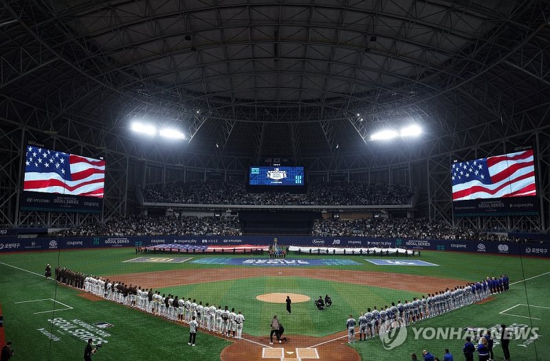 MLB 서울시리즈 개막 MLB 서울시리즈 개막 (서울=연합뉴스) 박동주 기자 = 20일 서울 고척스카이돔에서 열린 2024년 미국프로야구 메이저리그(MLB) 정규시즌 개막전 로스앤젤레스 다저스와 샌디에이고 파드리스의 경기. 미국 국가가 연주되고 있다. 2024.3.20 [공동취재] pdj6635@yna.co.kr (끝)
