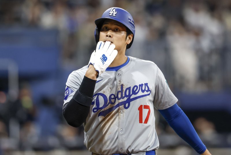 [서울=뉴시스] 정병혁 기자 = 20일 오후 서울 고척스카이돔에서 미국프로야구(MLB) 공식 개막전 LA다저스 대 샌디에이고 파드리스 1차전 경기, 1회초 이닝을 마친 LA다저스 오타니 쇼헤이가 덕아웃을 향하고 있다. 2024.03.20. jhope@newsis.com