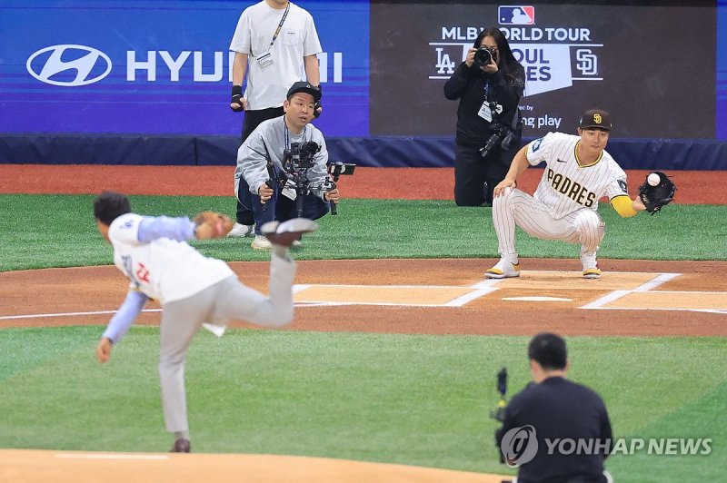 시구하는 박찬호 받아내는 김하성 시구하는 박찬호 받아내는 김하성 (서울=연합뉴스) 박동주 기자 = 박찬호가 20일 서울 고척스카이돔에서 열린 2024년 미국프로야구 메이저리그(MLB) 정규시즌 개막전 로스앤젤레스 다저스와 샌디에이고 파드리스의 경기에 앞서 시구하자 김하성이 이 공을 받고 있다. 2024.3.20 [공동취재] pdj6635@yna.co.kr (끝)