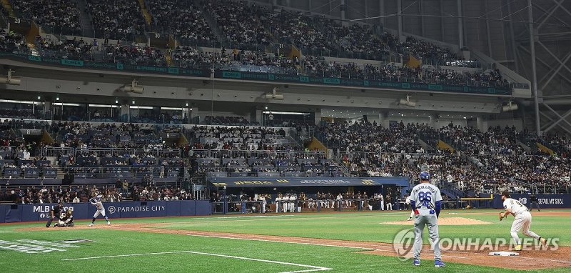 고척돔에서 열린 MLB 정규시즌 개막전 고척돔에서 열린 MLB 정규시즌 개막전 (서울=연합뉴스) 박동주 기자 = 20일 서울 고척스카이돔에서 2024년 미국프로야구 메이저리그(MLB) 정규시즌 개막전 로스앤젤레스 다저스와 샌디에이고 파드리스의 경기가 열리고 있다. 2024.3.20 [공동취재] pdj6635@yna.co.kr (끝)
