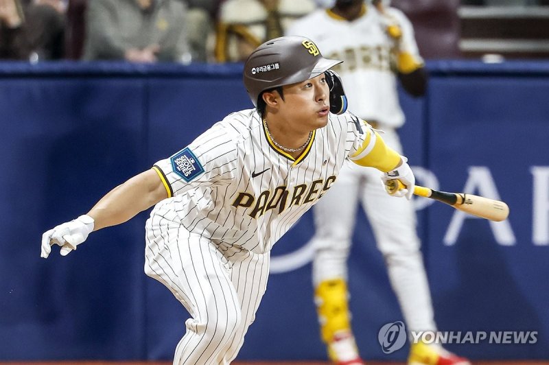 타격하는 김하성 타격하는 김하성 (서울=연합뉴스) 박동주 기자 = 20일 오후 서울 고척스카이돔에서 미국프로야구(MLB) 공식 개막전 LA다저스 대 샌디에이고 파드리스 경기, 2회말 1사 주자없는 상황 샌디에이고 김하성이 타격하고 있다. 결과는 플라이아웃. 2024.3.20 [공동취재] pdj6635@yna.co.kr (끝)