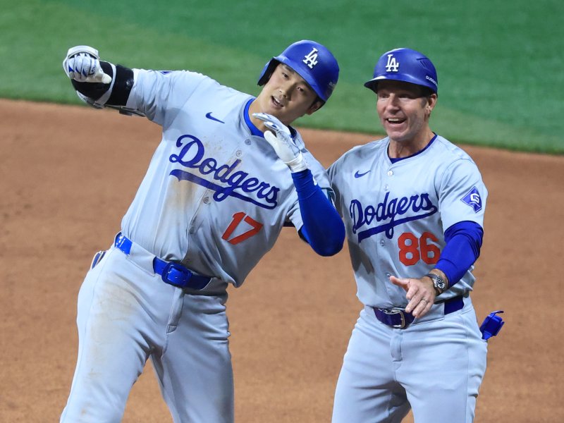 20일 서울 구로구 고척스카이돔에서 열린 2024 미국 메이저리그(MLB) 월드투어 서울시리즈 개막전 샌디에이고 파드리스와 로스엔젤레스(LA) 다저스의 경기 8회초 1사 주자 1,2루 상황 다저스 오타니가 1타점 적시타를 날린 뒤 1루에 안착해 1루 코치와 기쁨의 세리머니를 하고 있다. 2024.3.20/뉴스1 ⓒ News1 김진환 기자