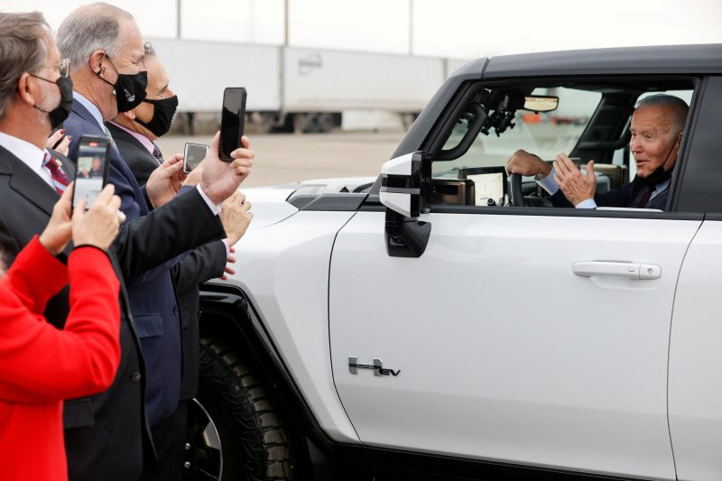 미국의 조 바이든 대통령이 2021년 11월 17일 미 미시간주 디트로이트를 방문해 전기차를 시승하고 있다.로이터연합뉴스