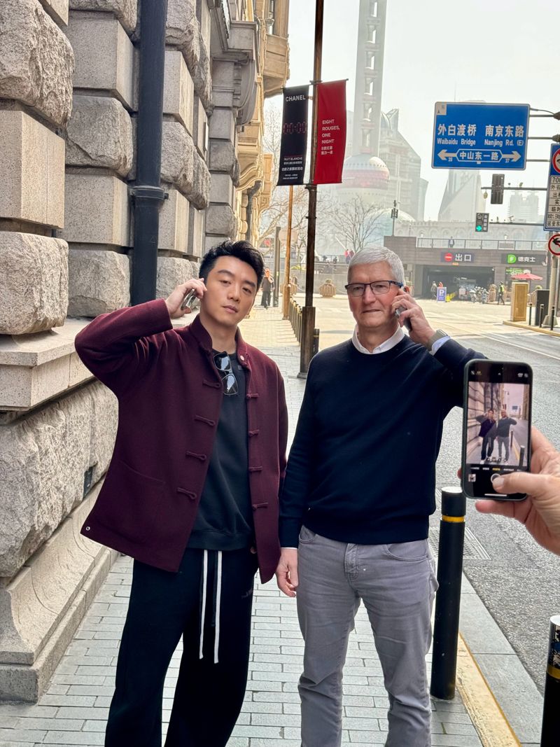애플 최고경영자 팀 쿡이 20일 자신의 웨이보 계정에 올린 사진. 왼쪽은 중국의 배우 정카이, 뒤로 상하이의 상징인 동방명주 탑이 보인다 . 팀쿡 웨이보 갈무리