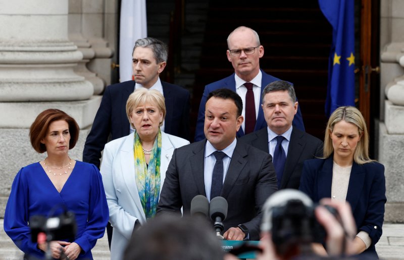 리오 버라드커(앞 줄 왼쪽 세번째) 아일랜드 총리가 20일(현지시간) 더블린 아일랜드 정부청사 앞에서 자신의 사임을 발표하고 있다. 버라드커 총리는 이날 돌연 '개인적, 정치적' 이유로 사임한다고 밝혔다. 로이터뉴스1