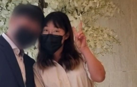 결혼을 약속한 여자친구(오른쪽)에게 흉기를 휘둘러 잔혹하게 살해한 남성. 유족은 피해 여성 얼굴 등을 공개하며 가해자에 대한 엄벌을 촉구했다. JTBC 캡처