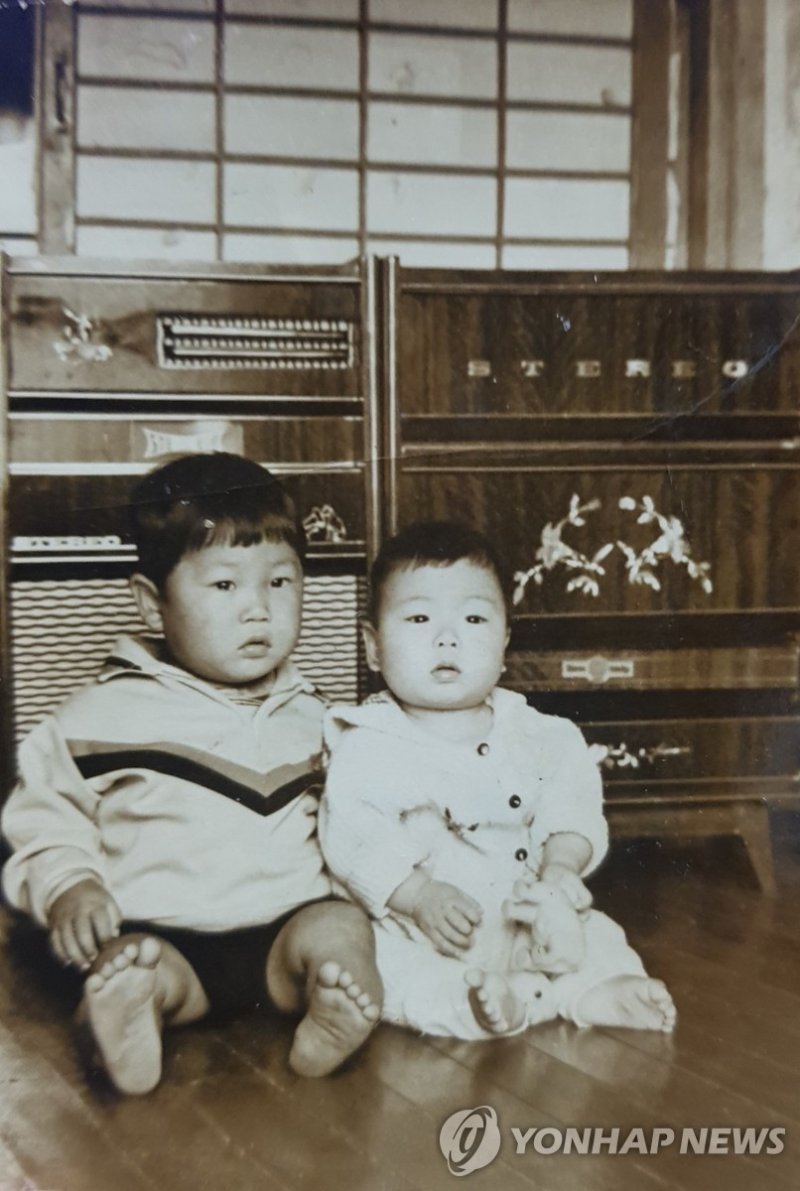 김성은 목사 어린 시절(왼쪽이 김 목사, 오른쪽은 바로 아래 동생) (출처=연합뉴스)