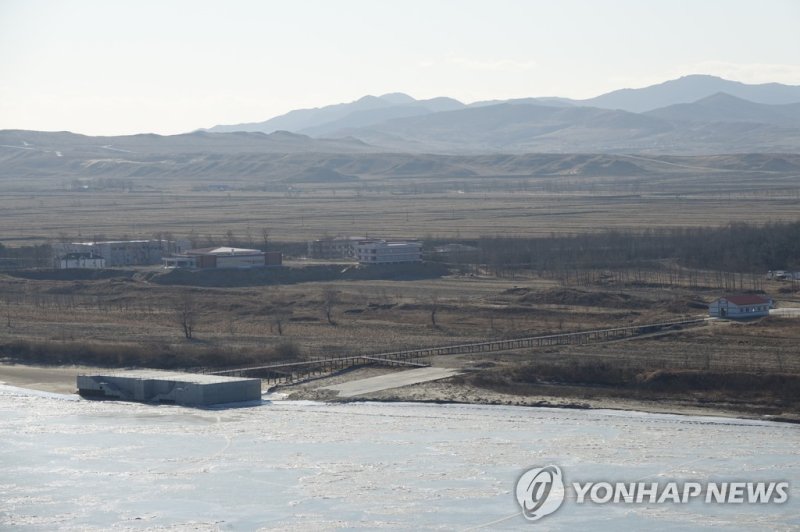 중국 훈춘에서 바라본 겨울철 두만강과 북한 영토 (출처=연합뉴스)