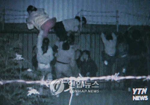 2004년 베이징 총영사관 진입에 성공하는 탈북민들 (출처=연합뉴스)