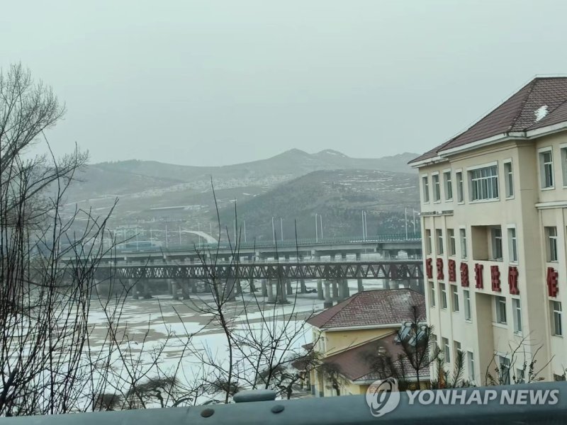 취안허(오른쪽)와 북한 원정리 잇는 두만강 대교 (출처=연합뉴스)