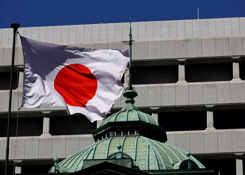 18일 일본 도쿄의 일본은행 지붕에 일장기가 펄럭이고 있다. 뉴스1