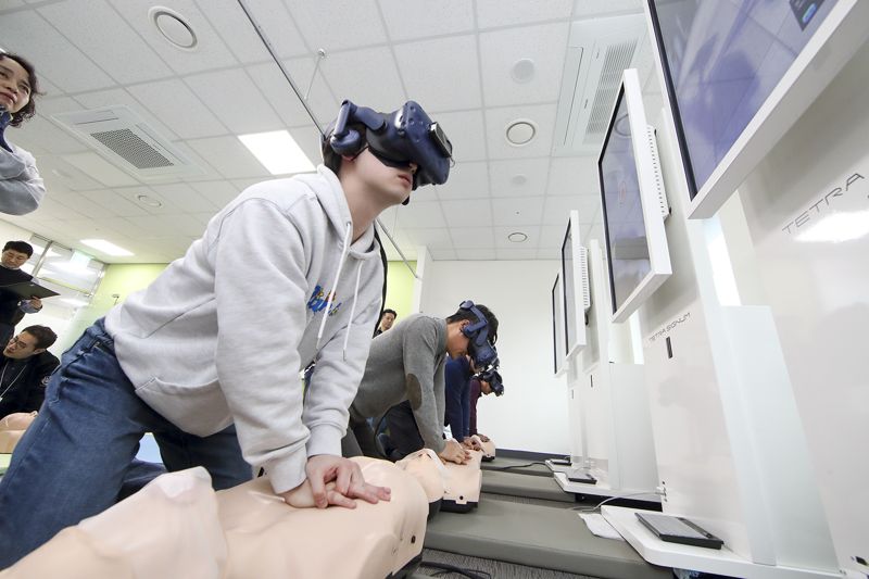 KT CPR 사내교육 담당자들이 가상현실(VR)을 활용한 심폐소생술(CPR) 교육을 받고 있는 모습. KT 제공