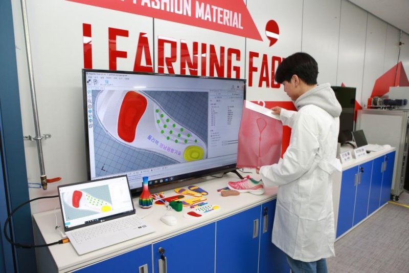 한국폴리텍대학 영남융합기술캠퍼스 스마트패션소재과 학생이 3D프린터를 활용해 자카드 제품 디자인 실습을 하고 있다.