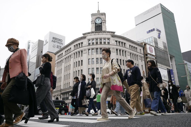 일본 도쿄 긴자 거리에서 시민들이 횡단보도를 건너고 있다. 뉴시스